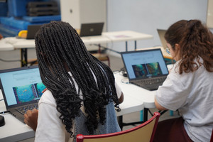 Zoom sur des élèves de primaire effectuant une activité sur ordinateur