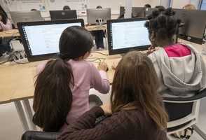 des jeunes filles en plein atelier collaboratif