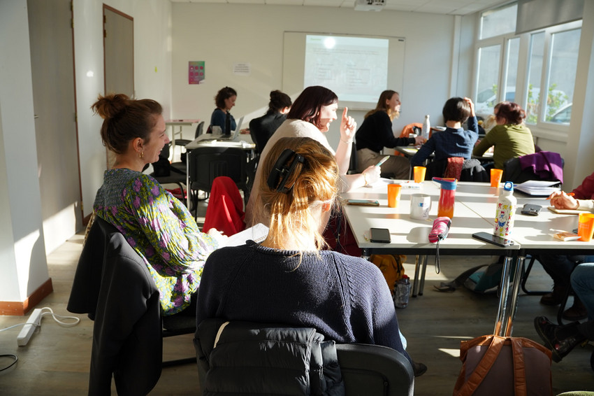 Zoom sur un groupe de personnels de recherche réunis autour d'une table