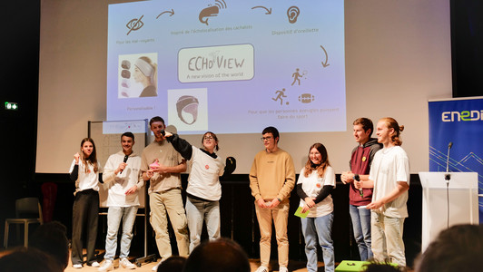 Zoom sur des étudiants qui passent sur scène