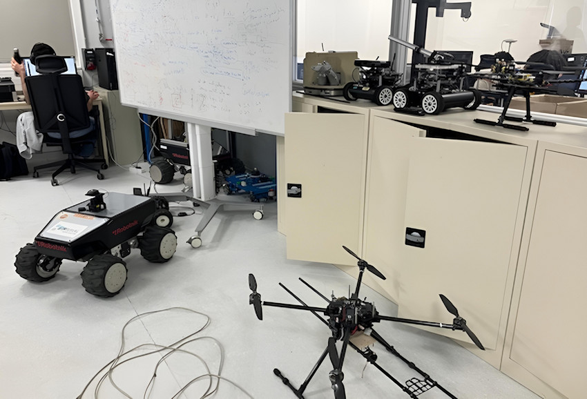 des robots en salle d'informatique