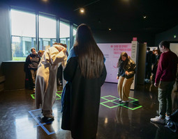 Zoom sur des étudiants s'amusant à un jeu type "marelle"