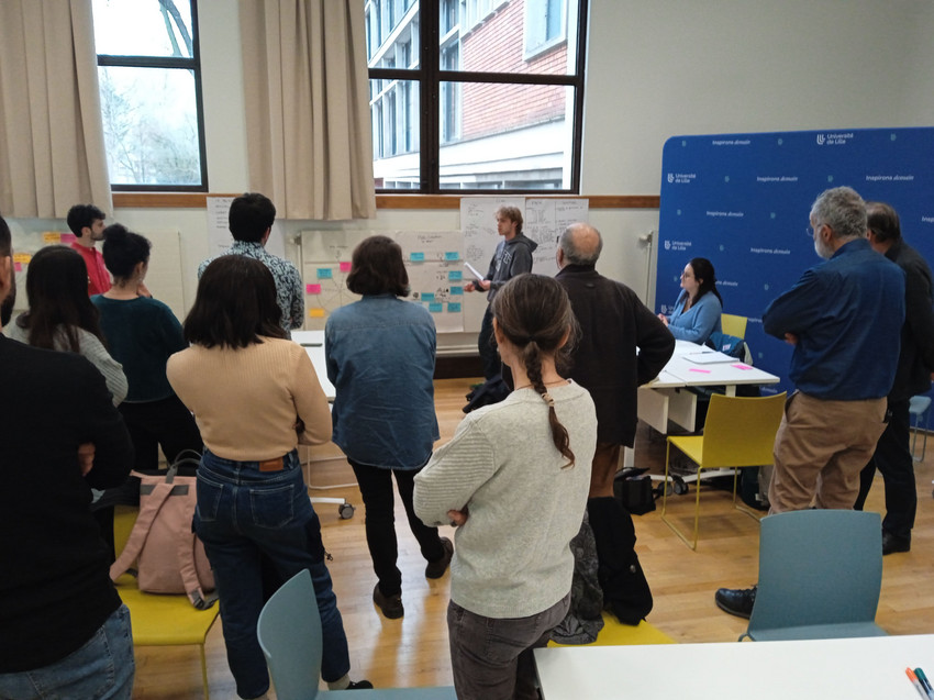 Zoom sur la présentation d'un homme devant un groupe de personnes
