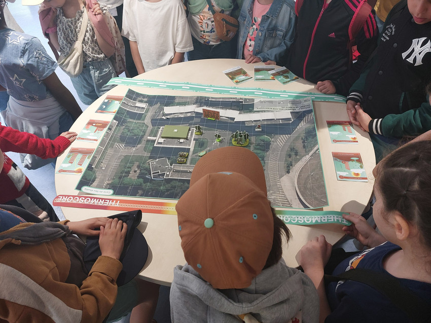 Zoom sur des élèves de primaire observant une carte