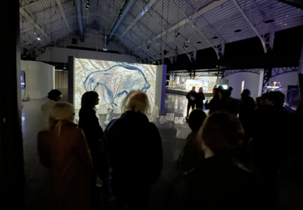 Zoom sur un homme qui présente une œuvre du forum