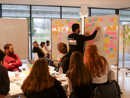 Zoom sur les étudiants en plein brainstorming