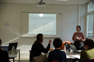 Zoom sur des adultes discutant dans une salle de classe