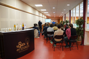 Zoom sur des élèves de seconde écoutant une présentation