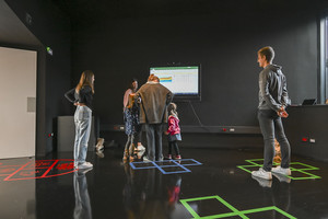 Zoom sur des étudiants et des enfants jouant à la marelle