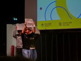Zoom sur des étudiants simulant une manifestation contre le nucléaire sur scène