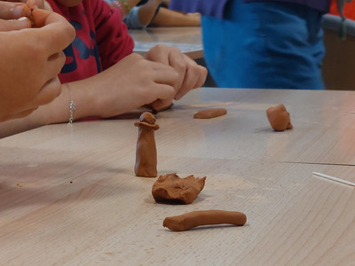 Zoom sur l'activité modelage en argile