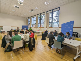 Zoom sur différents groupes de personnes en pleine réflexion réunis autour de table